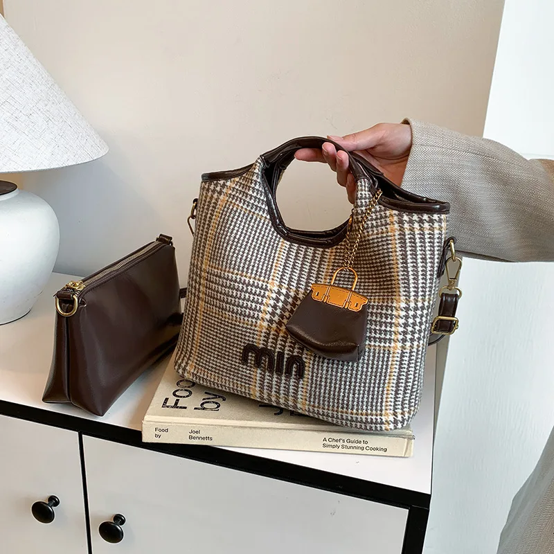 

Winter Hot-selling High-end Sense Retro Luxury Designer Women's Plaid Bag 2026 New Shoulder Temperament Commuter Women's Handbag