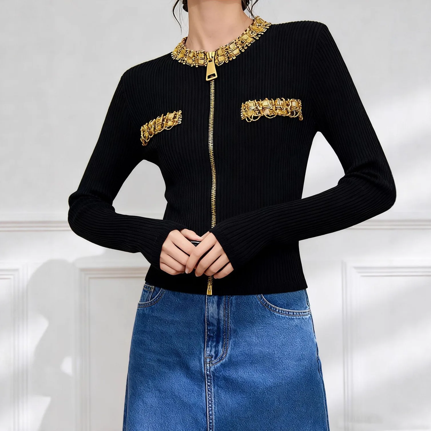 

Женский вязаный кардиган с застежкой-молнией, расшитым бисером и бриллиантами на осень и зиму