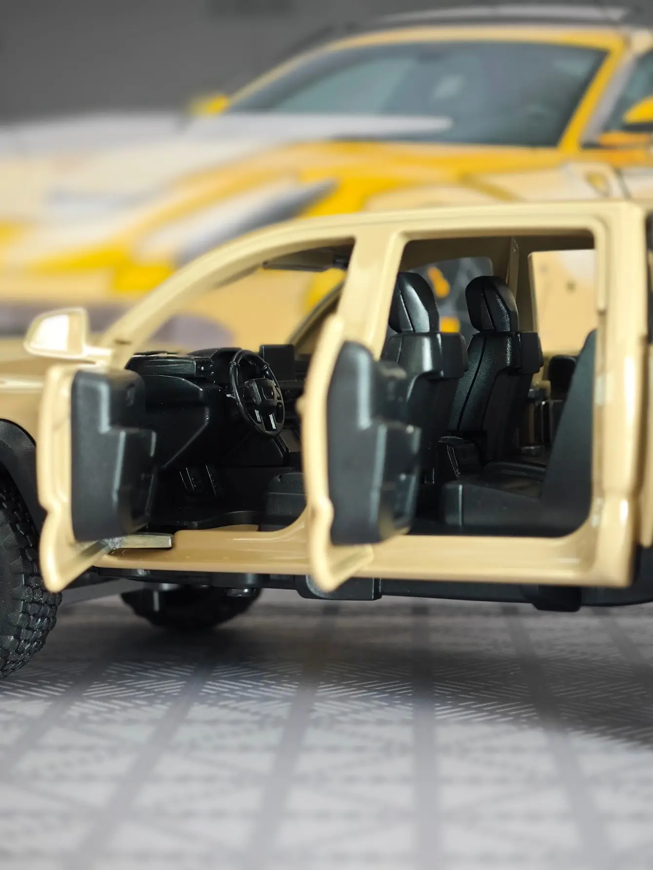 Modèle de camionnette en alliage Takuma 1:32, portes de voiture et coffre de capot pouvant être ouvertes pouvant être offerte comme cadeau d'anniversaire à des amis
