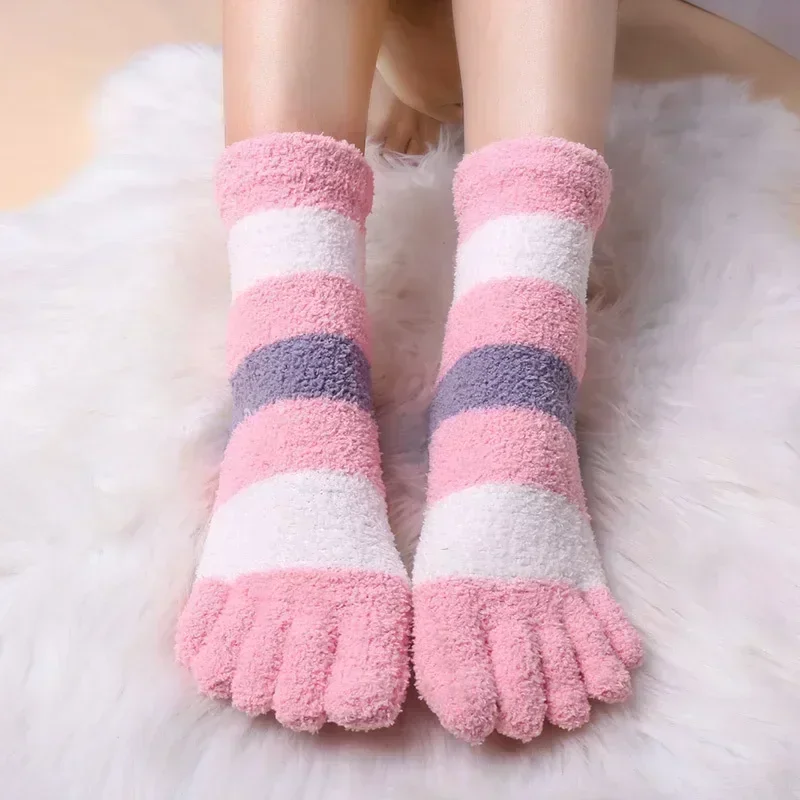 Dick gestreifte Fünf-Finger-Socken für Damen, Winter, warmes Handtuch, Korallen-Fleece, flauschige Zehensocken, Damen, weiche, gemütliche Bodenstrümpfe, Calcetines
