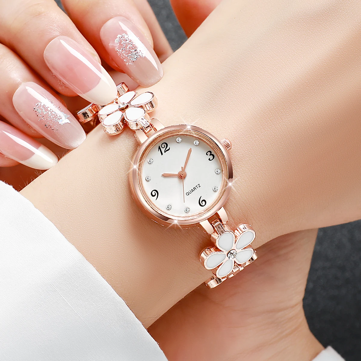 أزياء العربية الهاتفي النساء الساعات الأنيقة زهرة سوار حزام السيدات كوارتز ساعة اليد Reloj Mujer (بدون صندوق)