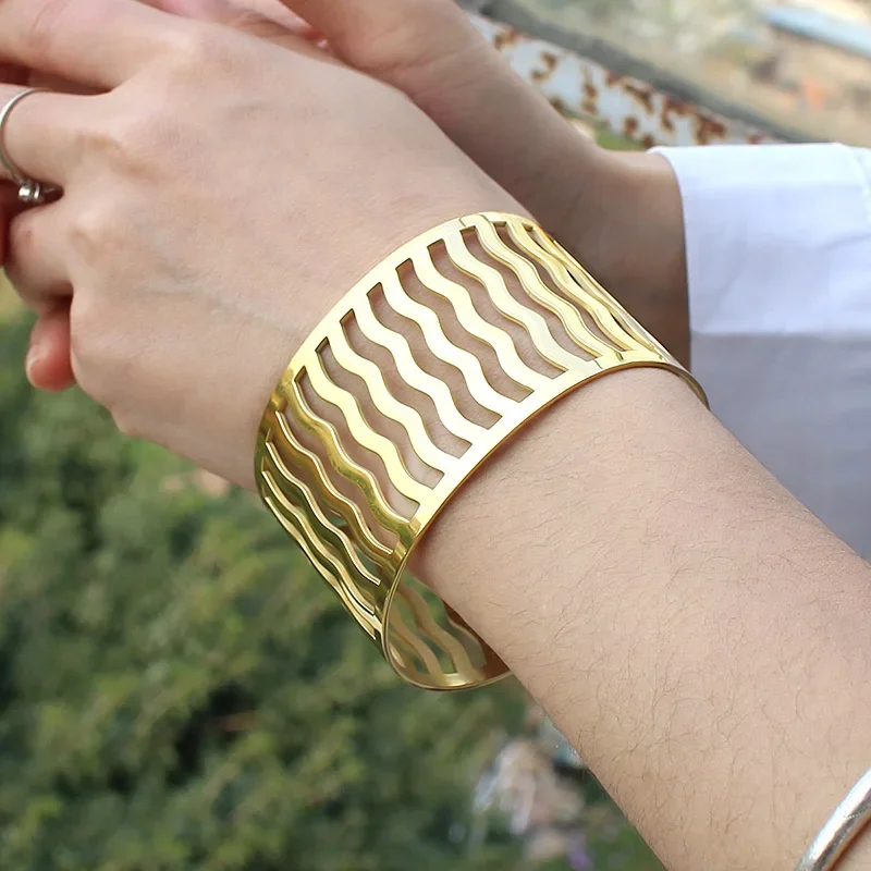 Brazaletes huecos de alta calidad, pulsera de acero inoxidable, brazalete ancho en blanco, joyería, el mejor regalo para niña, pulsera elegante 2024