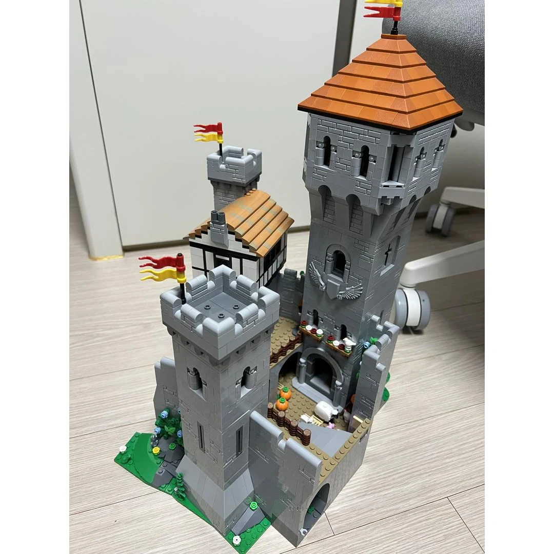 MOC Keep and Low Courtyard Lion King Knights Miedieval Castle Model Building Blocks Assembly Bricks Set for Children Toys Gifts