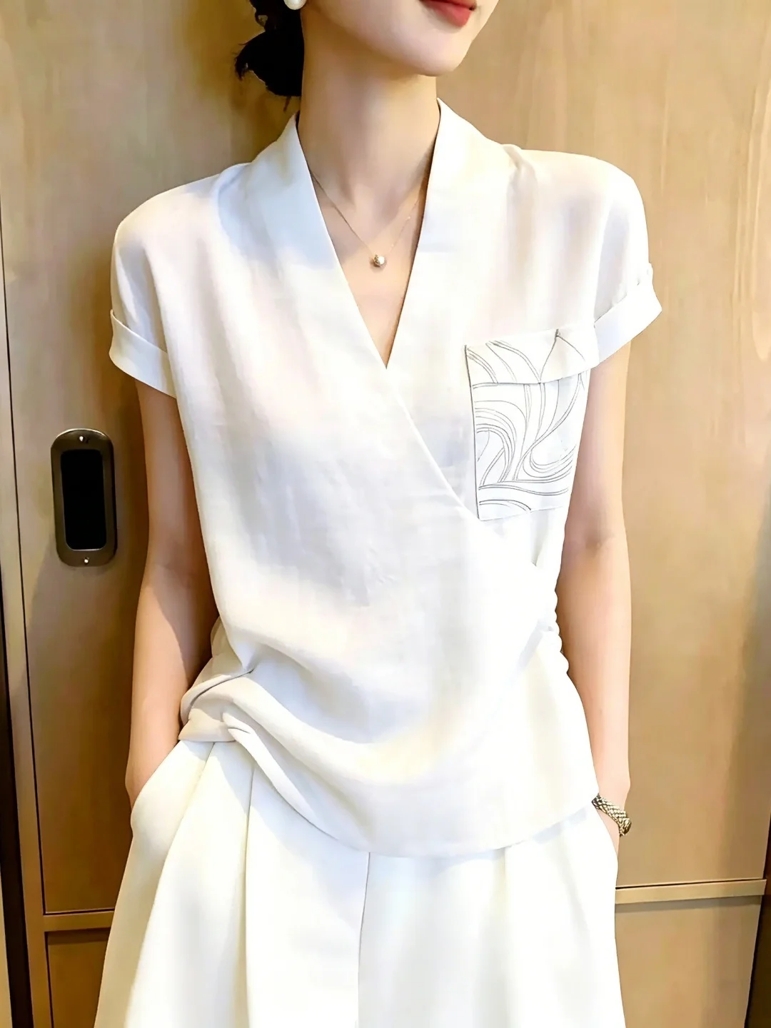 

Fashionable Short Sleeve V-Neck Shirt Women's Elegant Design Unique Style Summer 2026 Commute Korean Version Straight Cut