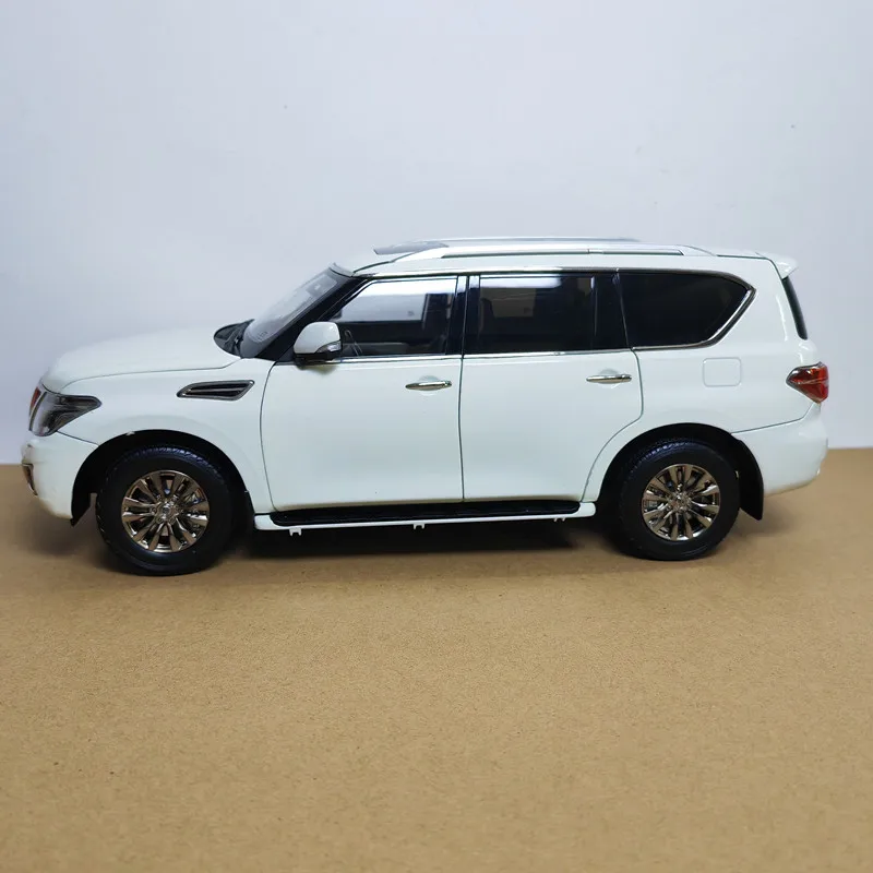 Diecast 1:18 Scale Nissan Patrol Y62 SUV Alloy Car Model Toy Collectible Ornaments