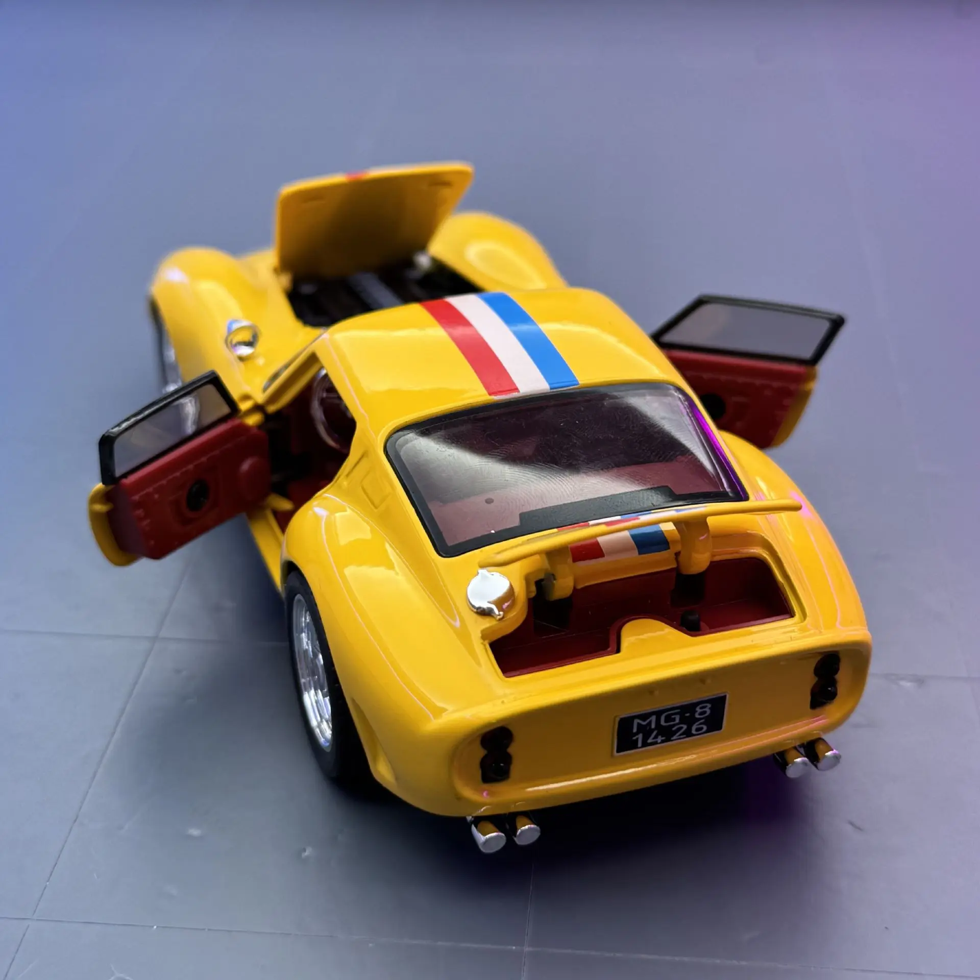 1:32 250 GTO Supercar Modello di auto in lega Suono e luce Tirare indietro Giocattolo da collezione per bambini Regalo di compleanno