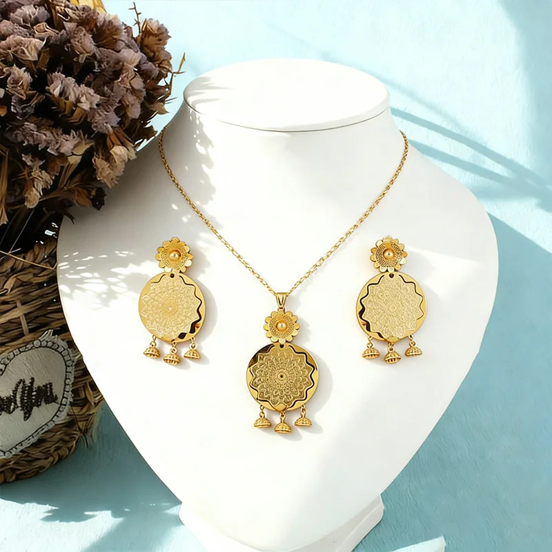 

Gold-plated Flower Metal Pendant Earrings Set simple and fashion 2-piece set clavicle chain jewelry exquisite holiday gift