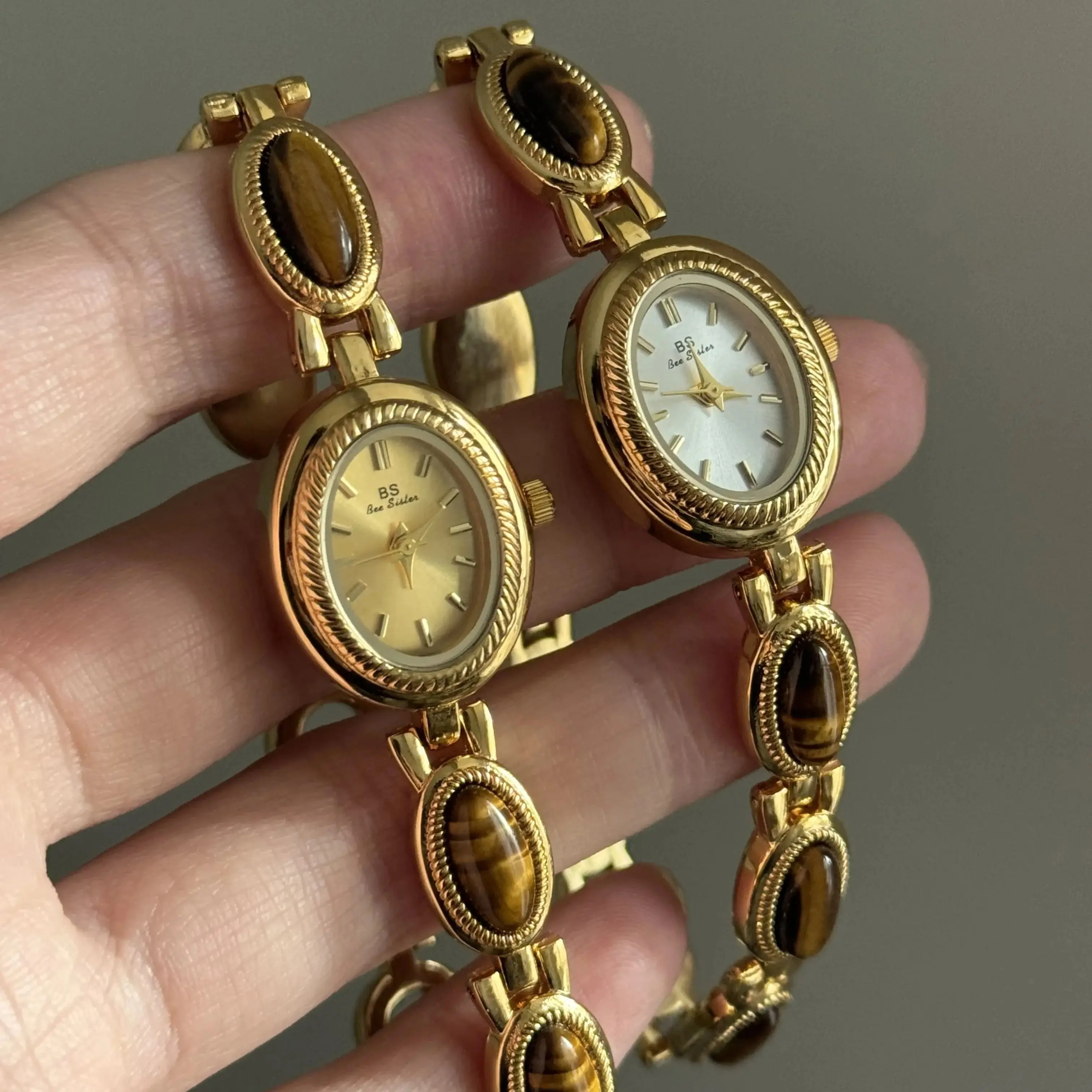

NEW Golden Retro Womanes' Watches with Jewelled Bracelet, Unique Light Luxury Small Oval Dial, Genuine Ladies' Watch, Gift