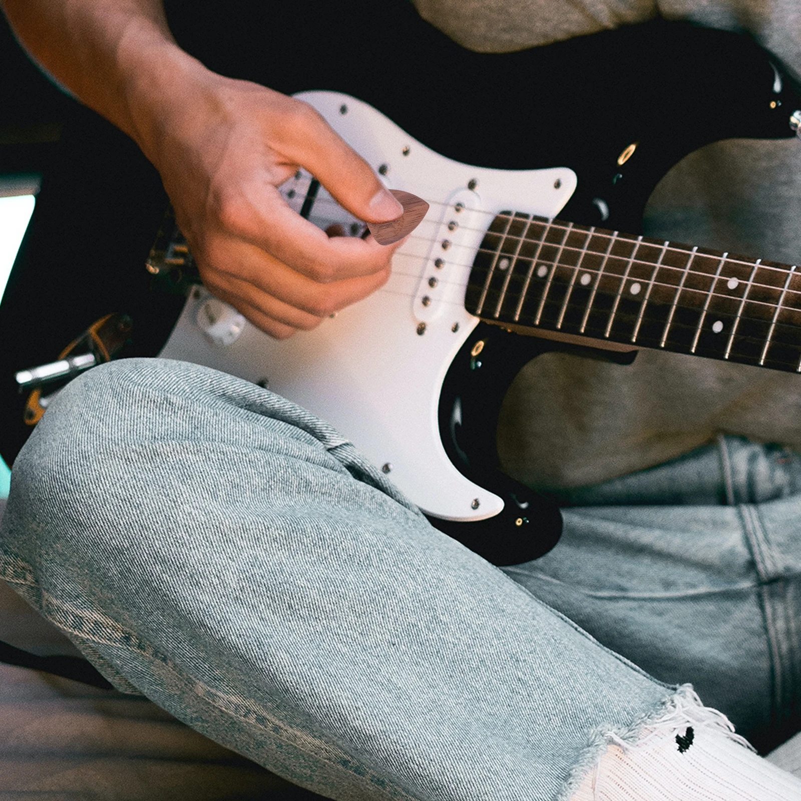 

2Pcs Wood Guitar Picks Simple Design Portable and Practical for Stringed Instruments Excellent Sound Quality Guitar Accessories