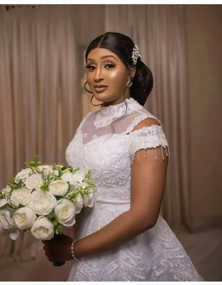 Abito da sposa personalizzato con collo alto e applicazioni in pizzo, maniche ad aletta, linea ad A, corsetto africano, abiti da sposa da chiesa