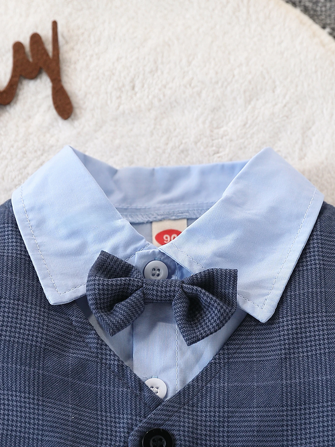 3-teiliger Anzug für Babys, bestehend aus Weste mit Karomuster, einfarbigem Hemd, Fliege und Hose mit Karomuster, ideal für Hochzeitsfeiern und für alle Jahreszeiten. – Detail 4