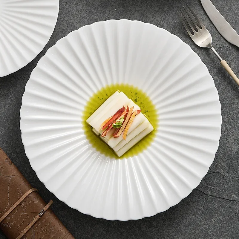 White porcelain plates, dishes, advanced dishes, hotel tableware, underglaze color texture, western food dishes, salad dishes.