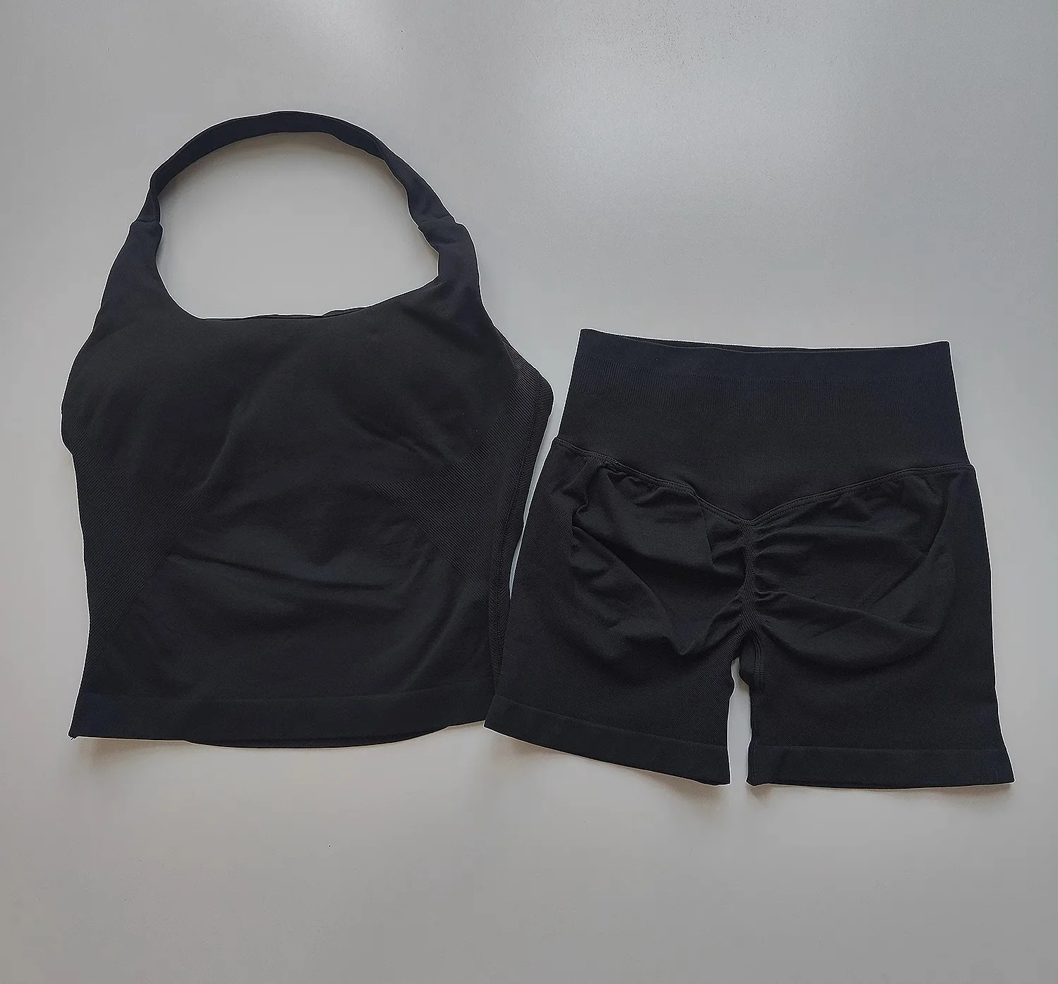 Halter-Neck Rückenfreies Yoga-Outfit Zweiteiliges Set für Damen, Push-Up Sport-BH + Hochgeschnittene Po-Formende Fitness-Shorts – Detail 14