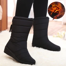 Botas de neve impermeáveis para mulheres, sapatos quentes de pelúcia peluche, borla preta, moda casal, inverno