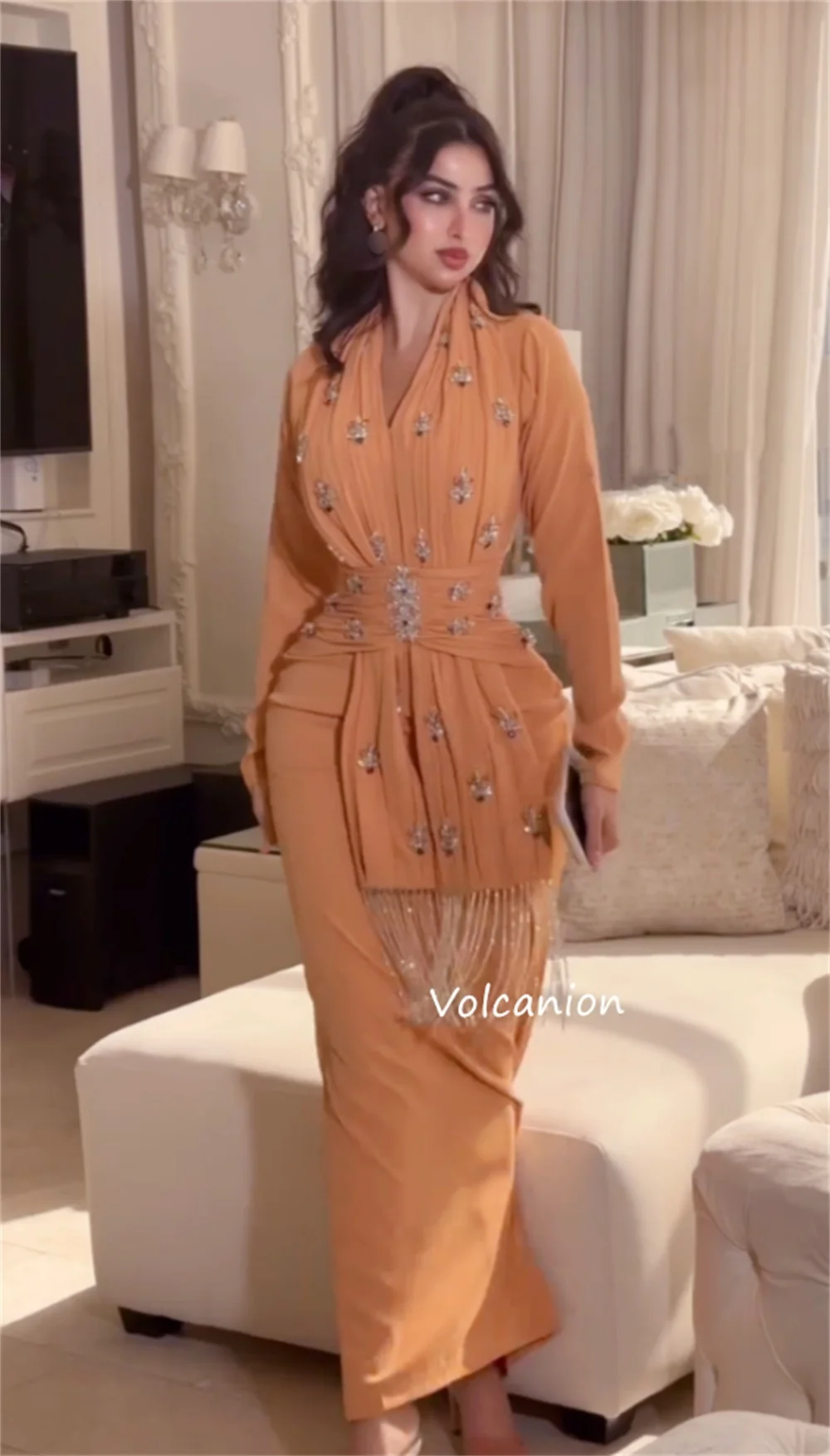 Abiti midi dritti con scollo a V e nappe con paillettes pieghettate in chiffon personalizzati Occasioni su misura Serata formale classica ed elegante