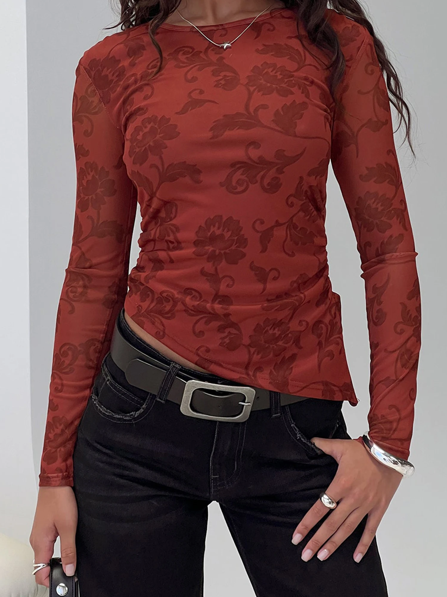 Camiseta feminina de manga comprida com estampa floral e gola redonda com design elegante e ajuste confortável para uso diário