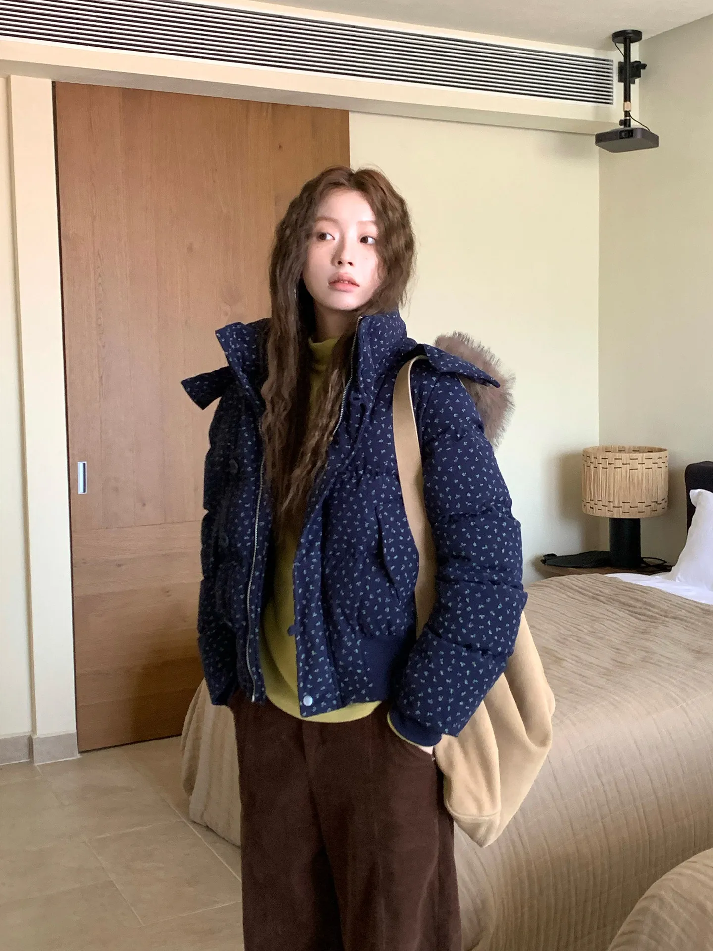 

Женская зимняя куртка из вельвета со съемным капюшоном, с мелким цветочным принтом, хлопковая, на молнии, с длинными рукавами, свободного кроя, для повседневной носки