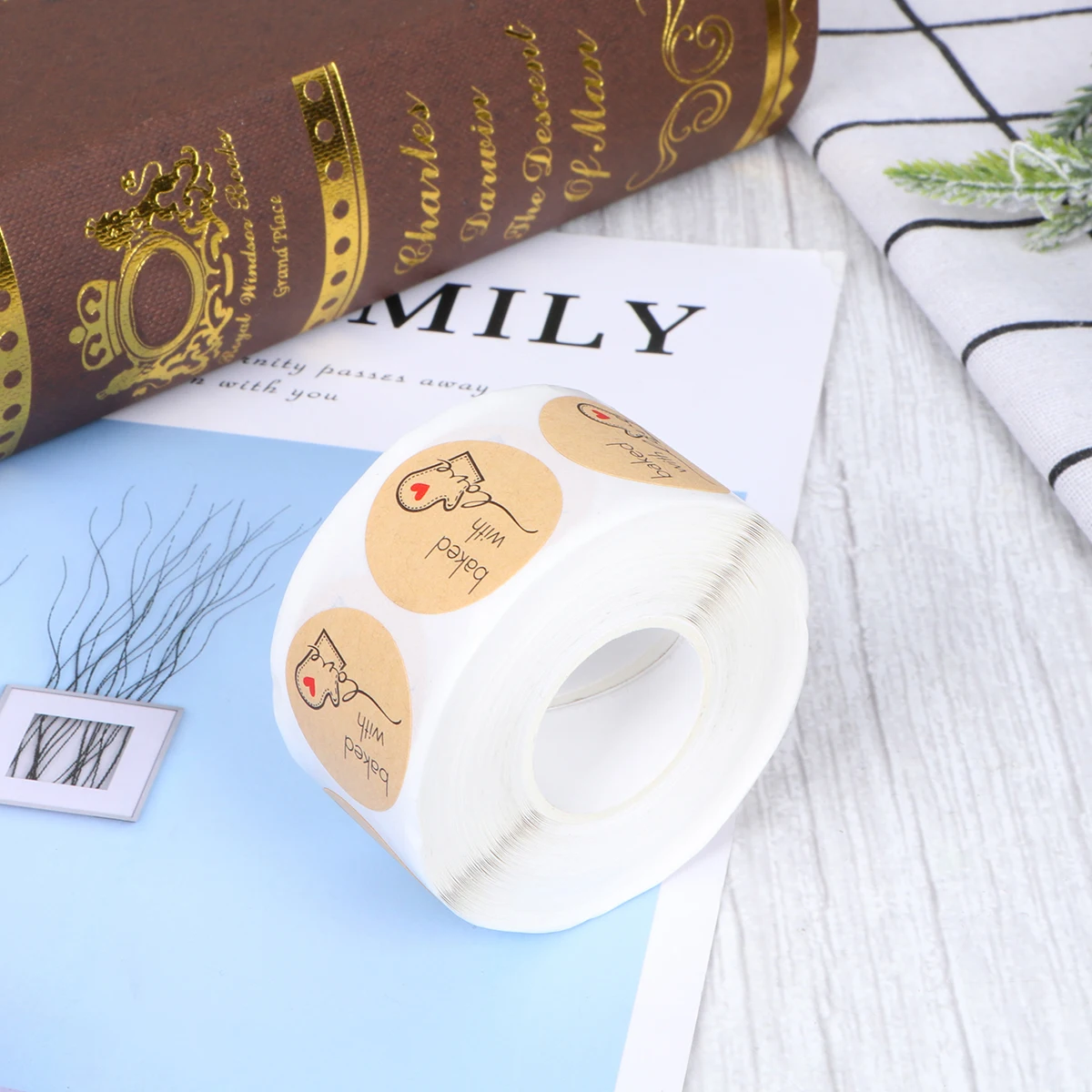 

Round Kraft Paper Stickers Self Adhesive Labels for Candy Bags Biscuit Wrapping Gift Tags Strong Adhesiveness Cute Design Decor