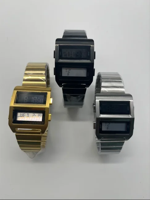 Matriz correspondente retro 1980s relógio digital eletrônico duplo display lcd design futurista de aço inoxidável 2026 relógio