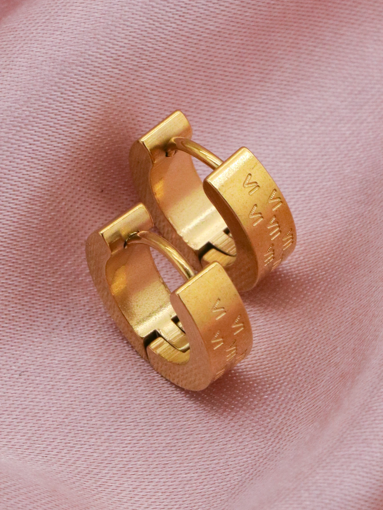 1pair/2pcs Fashionable And Trendy Gold Color Stainless Steel With Roman Numerals For Men And Women Simple Earring Care Wholesale
