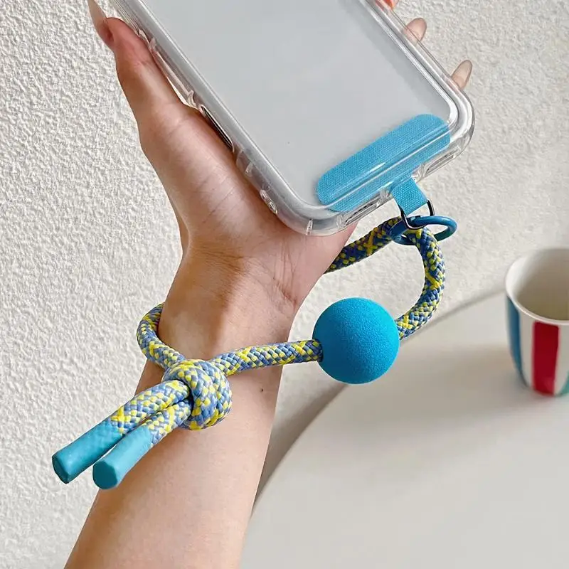 Buntes, geflochtenes Handy-Handgelenksband mit weichem Pompon für den täglichen Gebrauch, Reisen und Outdoor-Aktivitäten. – Detail 9