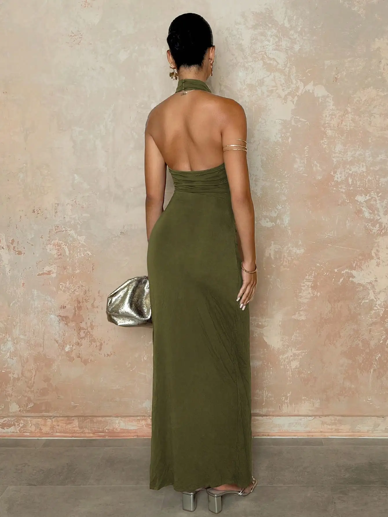 

Длинное облегающее платье без рукавов с вырезом халтер и драпировкой, оливково-зеленое