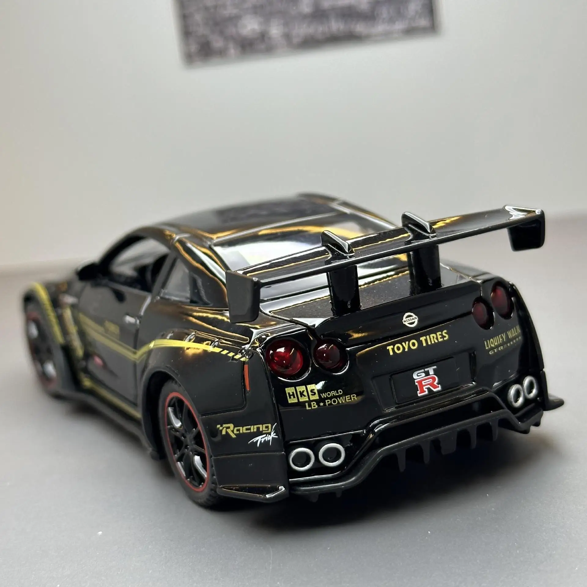 1:32GTR アレス車モデルプルバック、ライトおもちゃ男の子ギフト卓上装飾コレクション付き