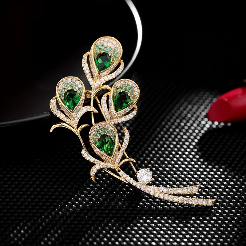 Joyería de lujo de circón de alta gama para mujer, broche de plumas de pavo real de cristal verde, broche de abrigo, hebilla, broche de perlas, joyería