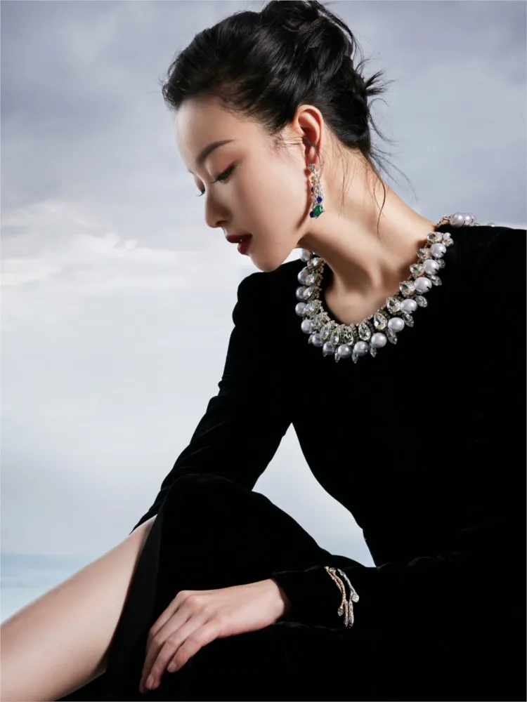 dress exudes a sense of elegance for banquet It is heavy velvet host