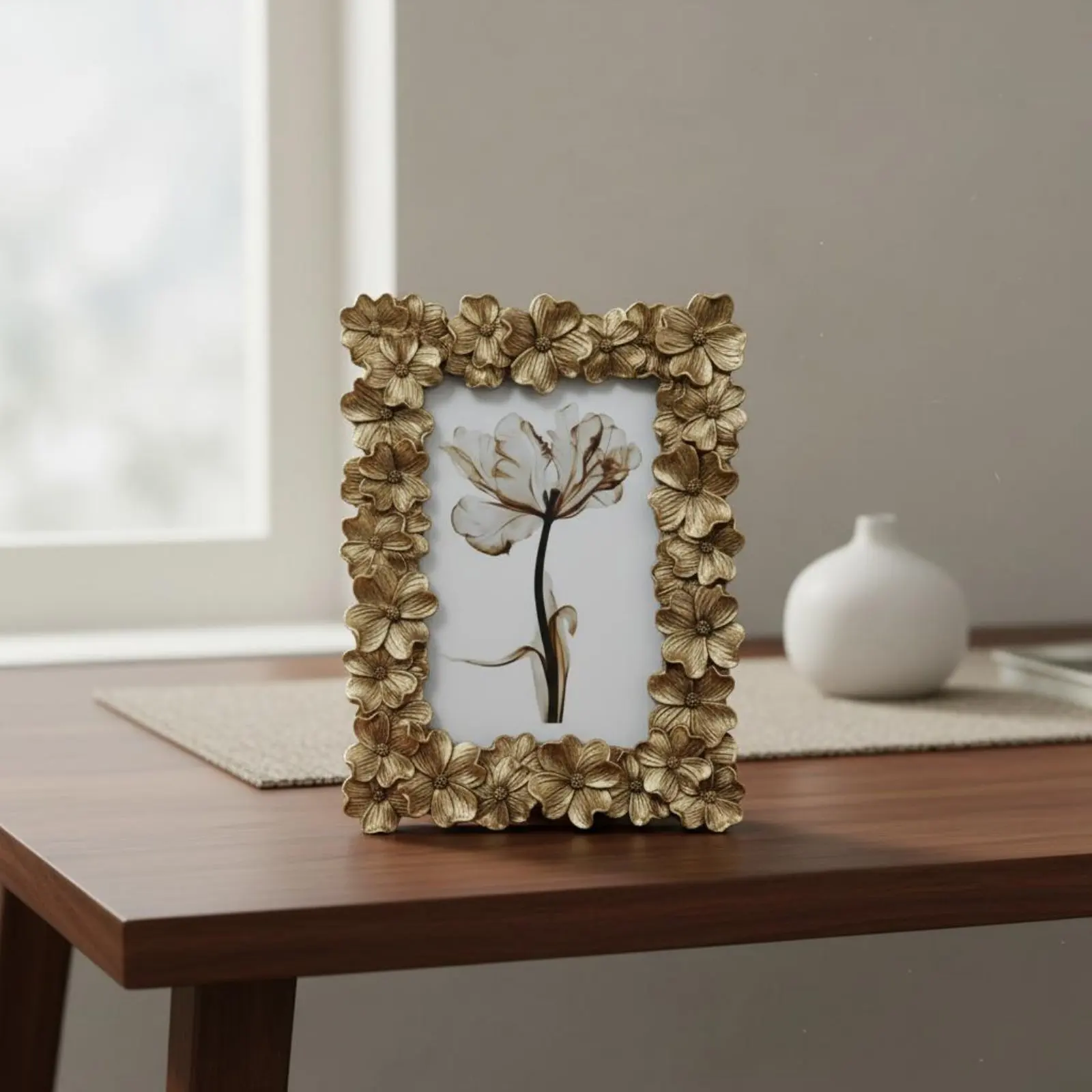 Vintage Gold Photo Frame Three-Dimensional Relief Pattern Gold Baroque Frame Crystal-Clear Glass Long-Lasting Resin Construction