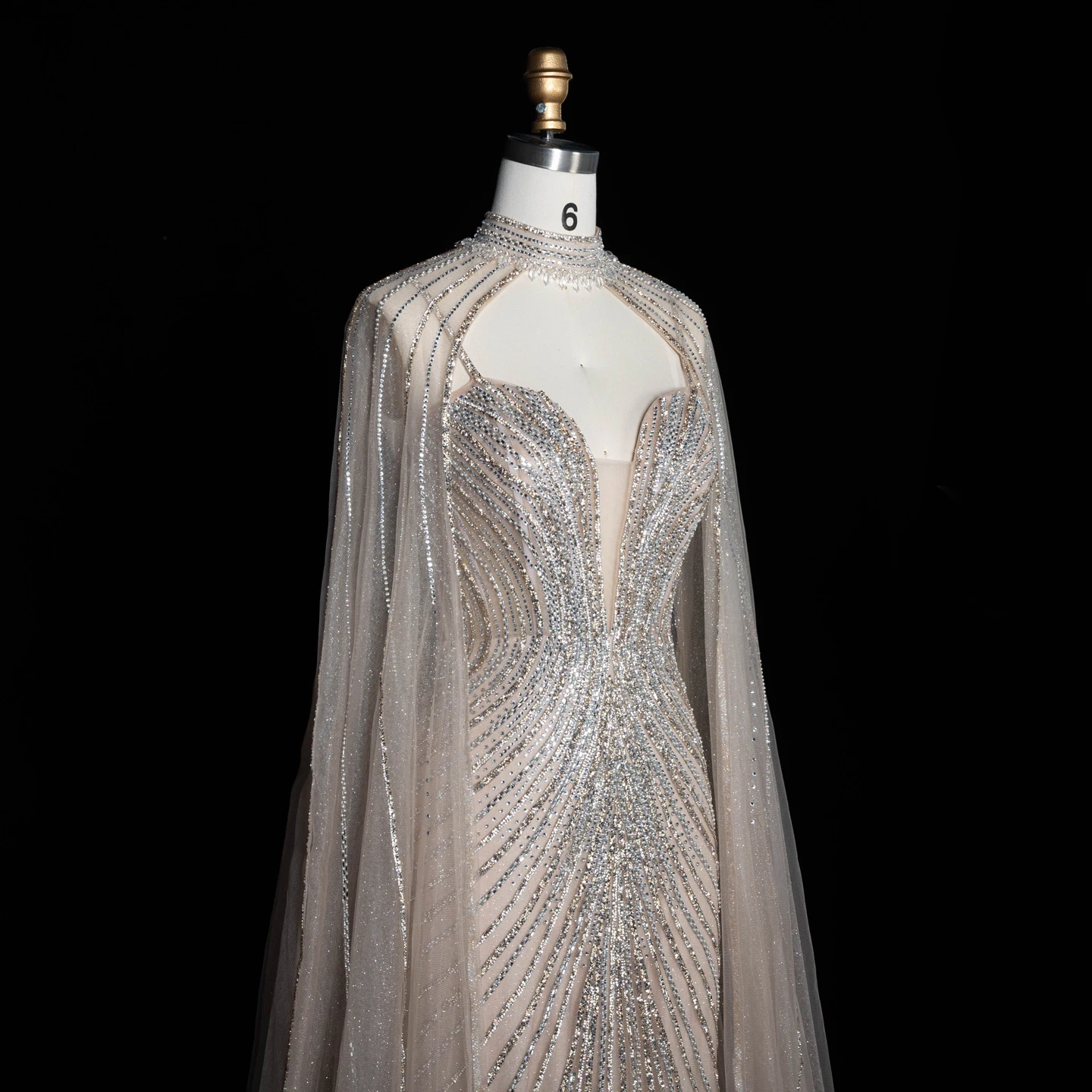 Sharon Said Luxuriöses lila Tüll-Abendkleid, stark perlenbestickt, hoher Kragen, Meerjungfrauen-Schnitt, langer fließender Umhang, formelle Partykleider SS114, maßgeschneidert – Detail 14