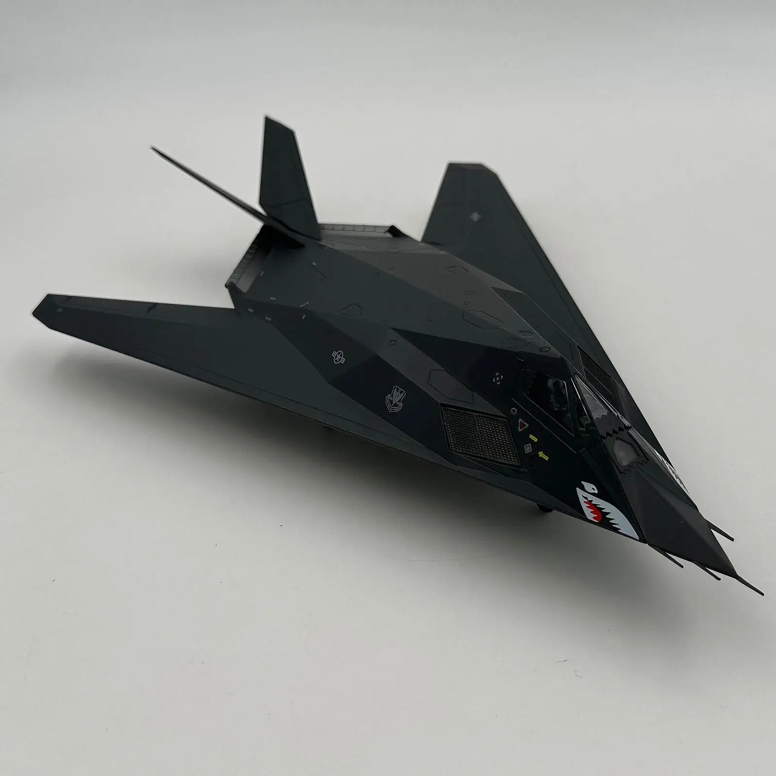 

Модель истребителя Nighthawk в масштабе 1:72: коллекционный предмет декора для дома, бара, книжной полки, офиса, кафе, сувенир