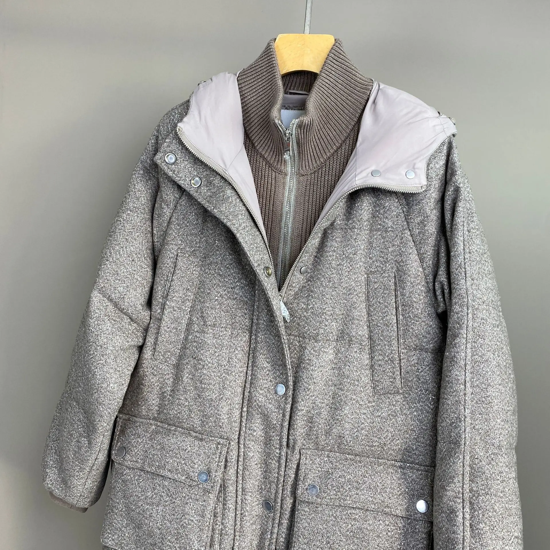 เสื้อแจ็คเก็ตขนห่านแบบมีฮู้ด ปิดกระดุมแถวเดียว ทรงยาวปานกลาง ผ้าขนสัตว์ผสมด้ายทอง รุ่นใหม่ ฤดูใบไม้ร่วง/ฤดูหนาว ปี 2025 สำหรับผู้หญิง