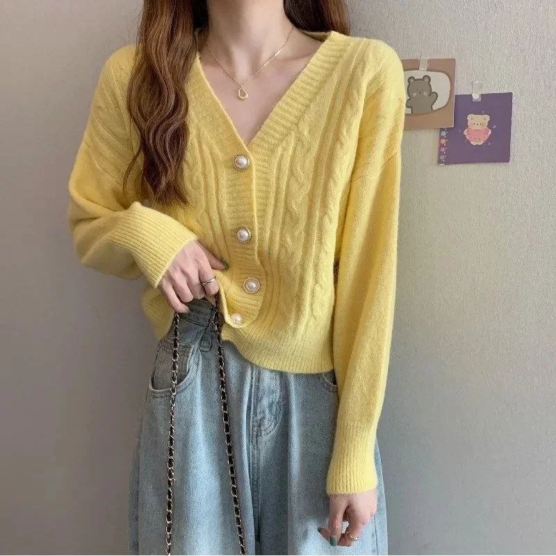 سترات نسائية محبوكة بأكمام طويلة ورقبة على شكل حرف v سترات خارجية متينة ورقيقة للربيع والخريف سترات تريكو موضة كورية سترات حمراء