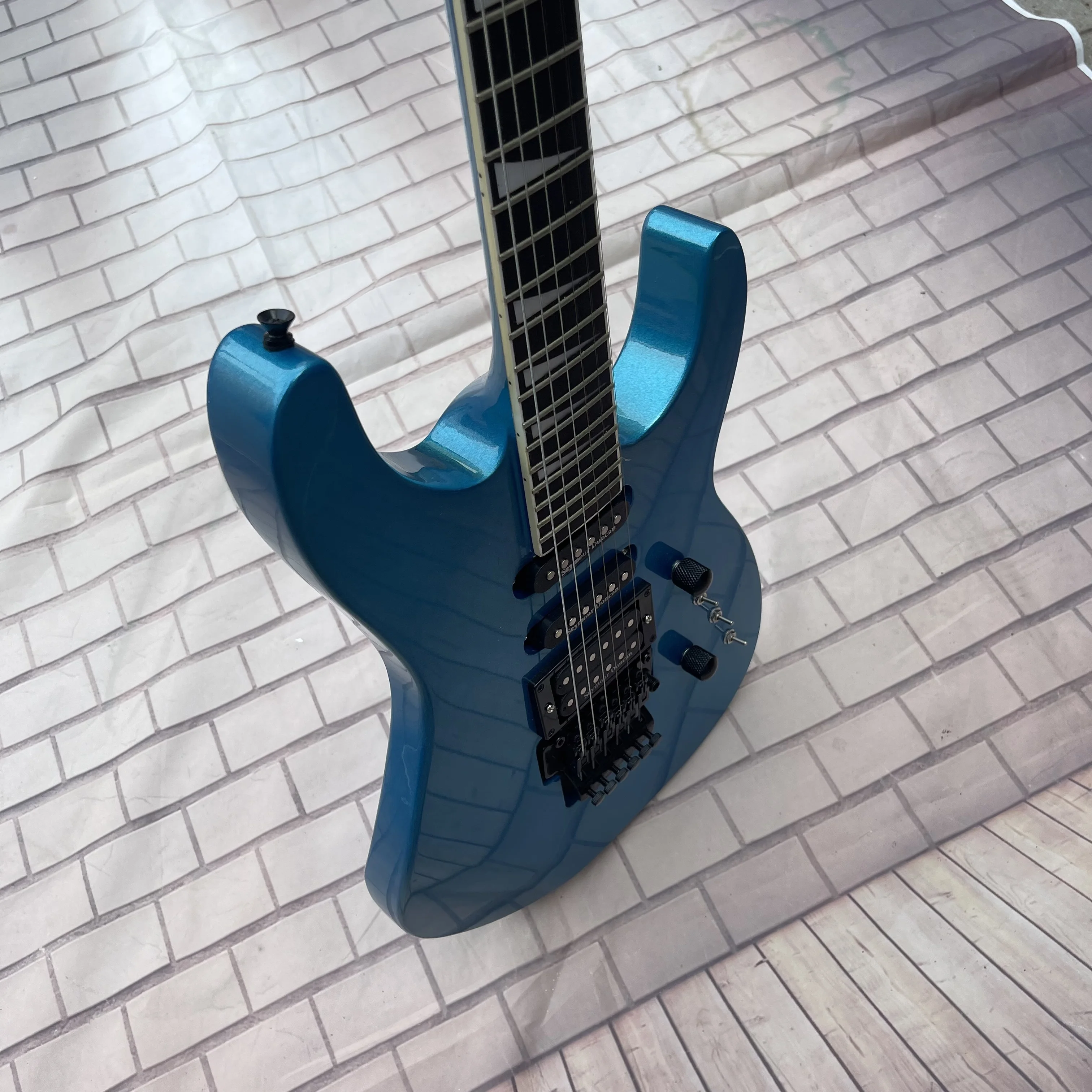 Guitar 6-string electric guitar, metal blue body, maple neck, rosewood fingerboard, factory real pictures, can be shipped upon o