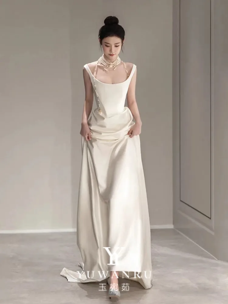 Ein neues Neckholder-Kleid mit Satinstruktur und weißem Haupttüll für Abendkleider