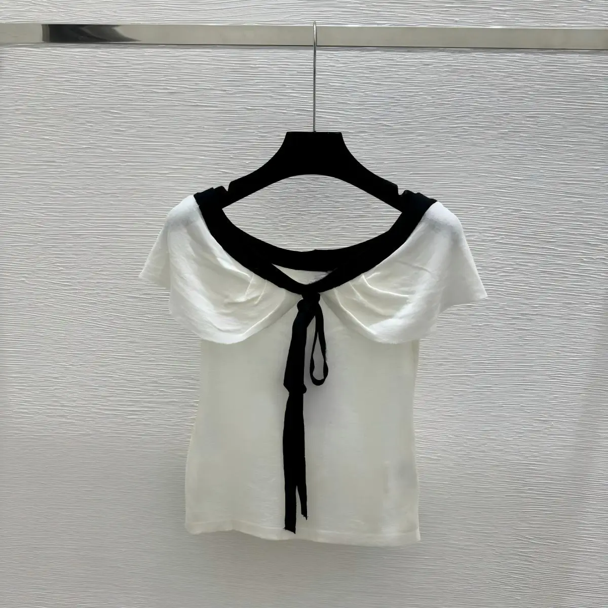 2026 high-quality new women's black and white contrasting one shoulder lotus leaf edge knitted top--hb725