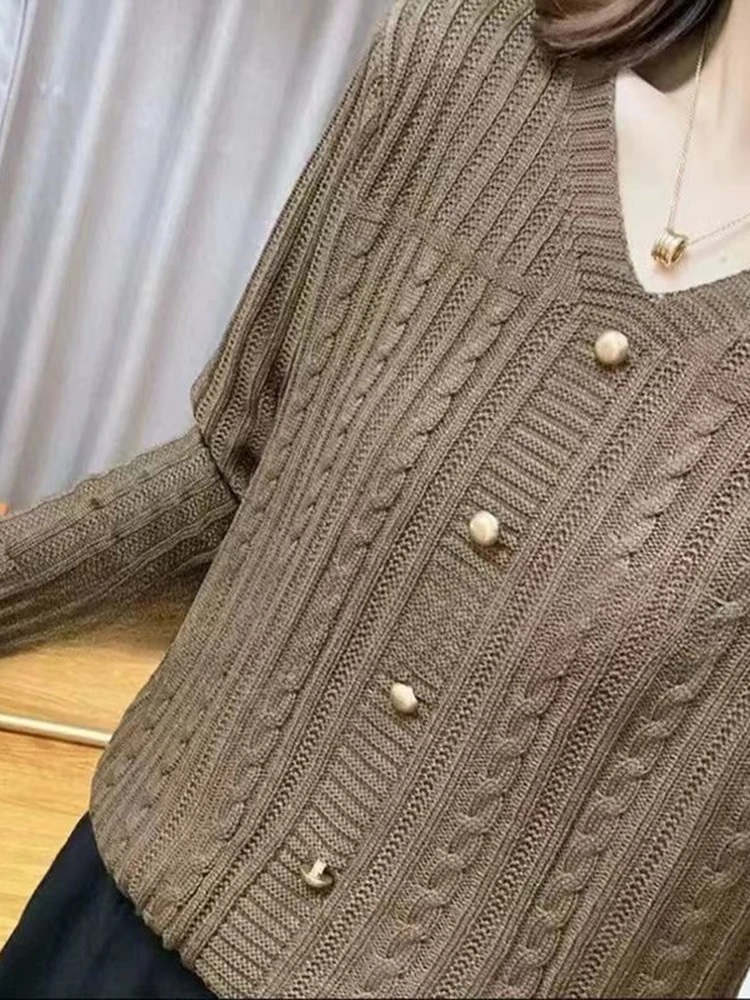 

Осенний новый вязаный нижний свитер для женщин 2025 года, ретро дизайн с длинными рукавами, свободный однотонный модный свитер с v-образным вырезом