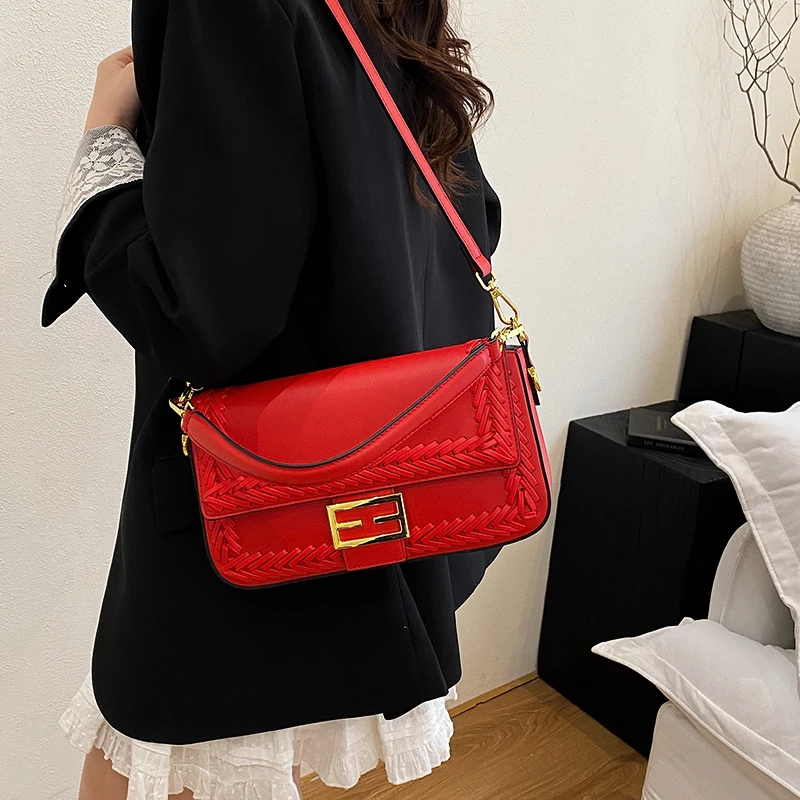 

New women's shoulder bag, classic small square bag, elegant design, women's crossbody bag with luxurious chain strap
