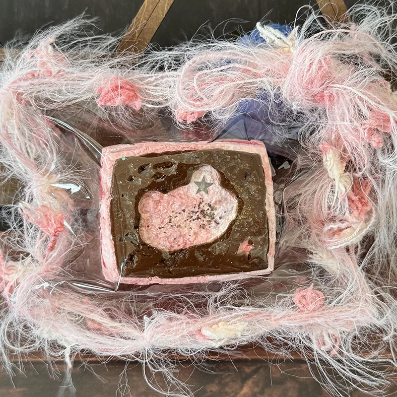 Food Grade Chocolate Glaze Toast Squishy Toy With Pink Bear Pattern And Star Decoration Fluffy Pink Edge Slow Rebound Soft Toy