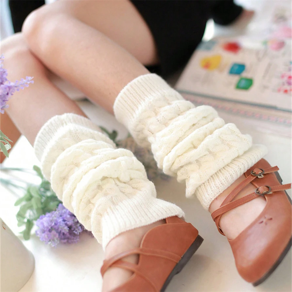 Ein Paar einfarbige Beinwärmer für Damen, ausgehöhlte Fußabsätze, warme gestrickte Kniestrümpfe, Leggings, Gamaschen