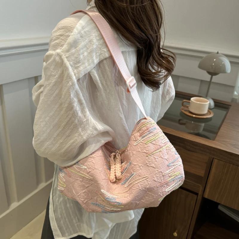 Versatile Casual Daily Commuting Shoulder Bag, Fashionable and Simple Large Capacity Embroidered Thread Diagonal Cross Tote Bag
