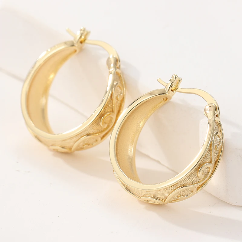 Einfache Modische Creolen für Damen Klassische Goldfarbene Metall-Ohrringe mit Handgraviertem Muster – Detail 5