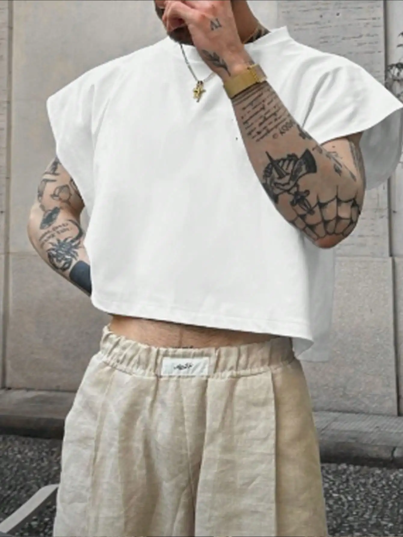 

Men's Solid White Cropped Short Sleeve T-Shirt for Casual Streetwear Style