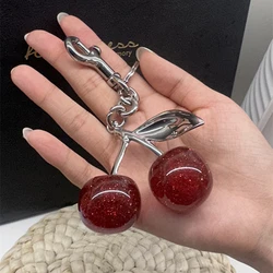 Accesorio con dije de cereza de cristal brillante rojo oscuro para bolso de entrenador, bolso de hombro, llavero de cereza para mujer, pieza de fijación