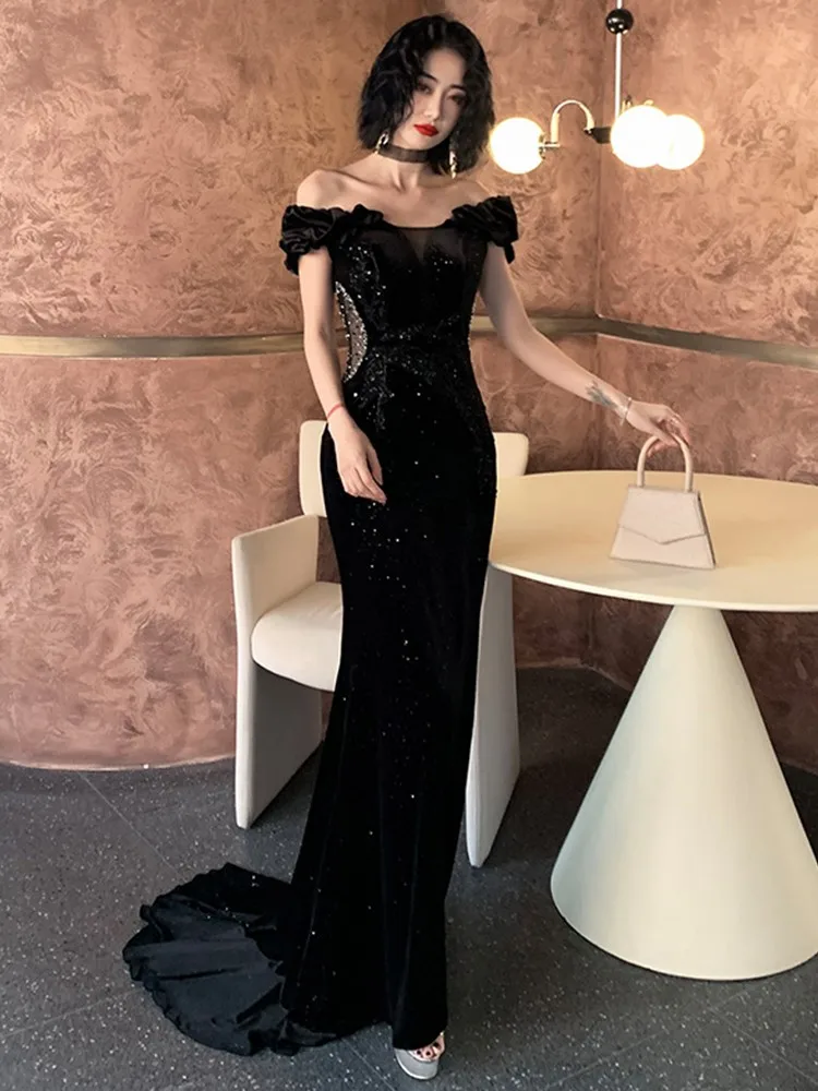 

A new black one-shoulder fishtail light luxury and niche long dress for banquet hosts