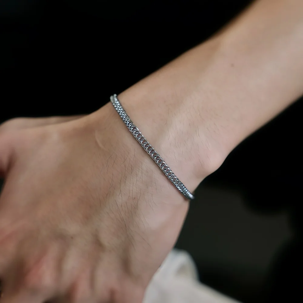 Retro Titanstahl Herrenarmband, schlichtes goldfarbenes kubanisches NK Edelstahlarmband, modisches Party-Schmuckzubehör. – Detail 2