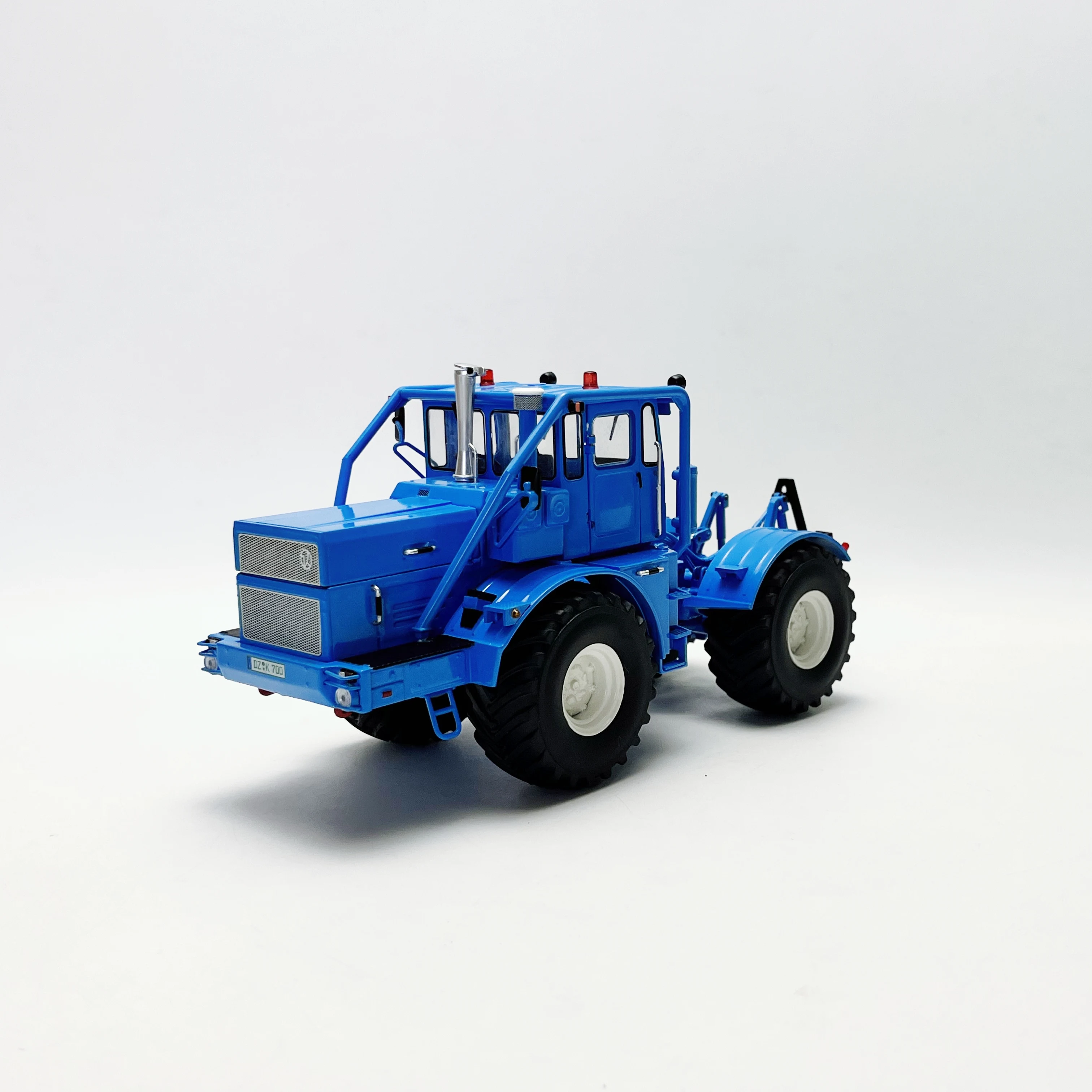 

Модель трактора из сплава Schuco 1/32 советского Кировцов К-700