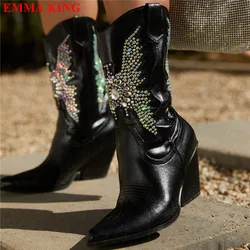 Nuovo 2023 strass tacchi grossi stivali a metà polpaccio scarpe con tacco alto in cristallo donna nero bianco Western stivali da Cowboy a punta per le donne