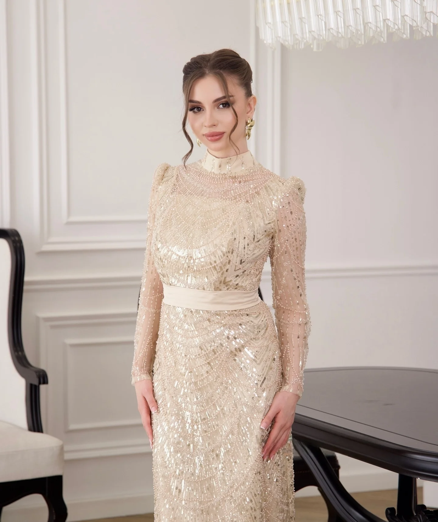 Robes de perles personnalisées Mina pour paillettes d'événements spéciaux. Robe de soirée à manches longues, tenue de soirée élégante de luxe, col rond, pour femme